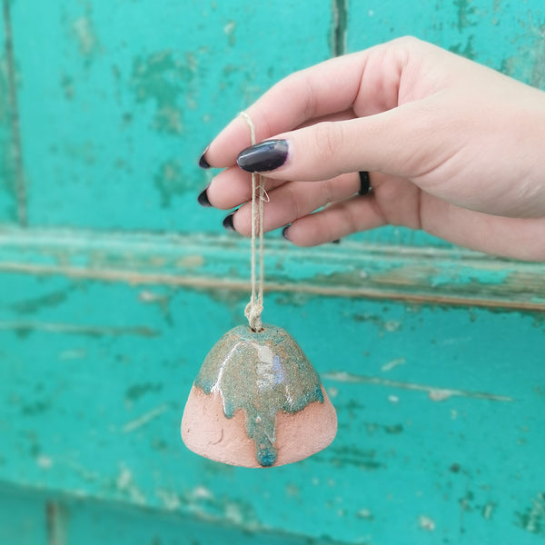 Campana in terracotta e ceramica, decorazione natalizia fatta a mano