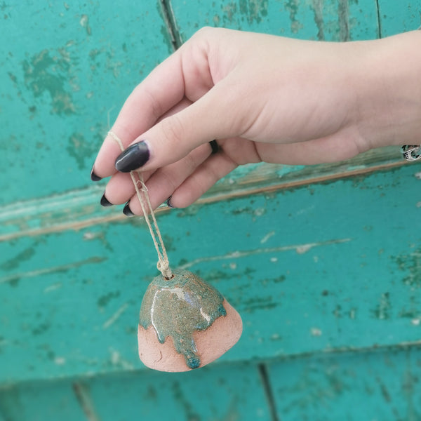 Campana in terracotta e ceramica, decorazione natalizia fatta a mano