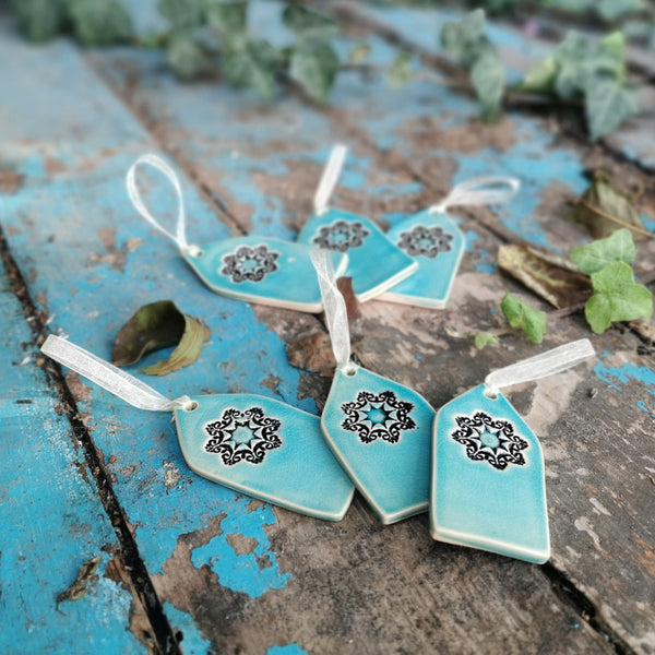 Casa in ceramica con motivo mandala in un pacchetto