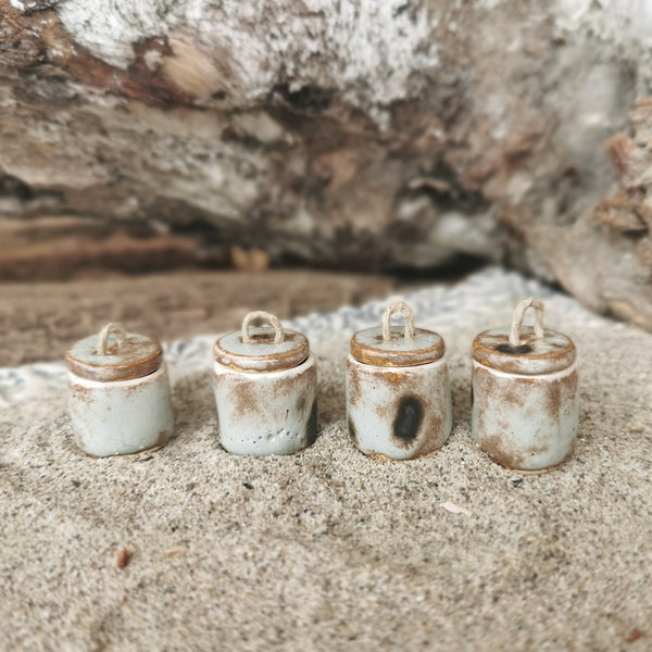 Stone-effect lidded container for dollhouse