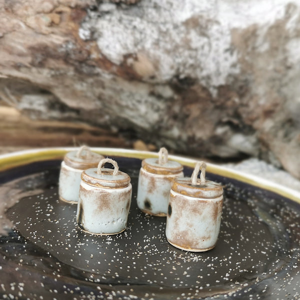 Stone-effect lidded container for dollhouse