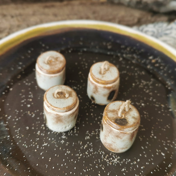 Stone-effect lidded container for dollhouse