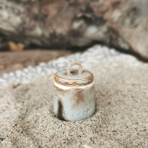 Stone-effect lidded container for dollhouse