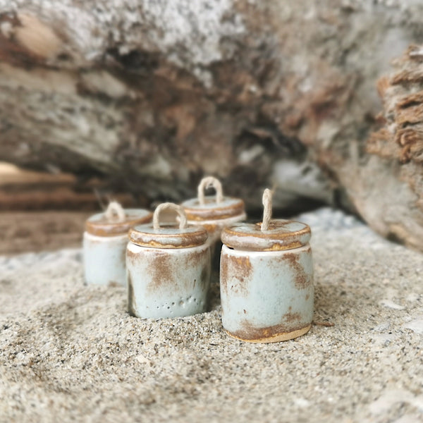 Stone-effect lidded container for dollhouse