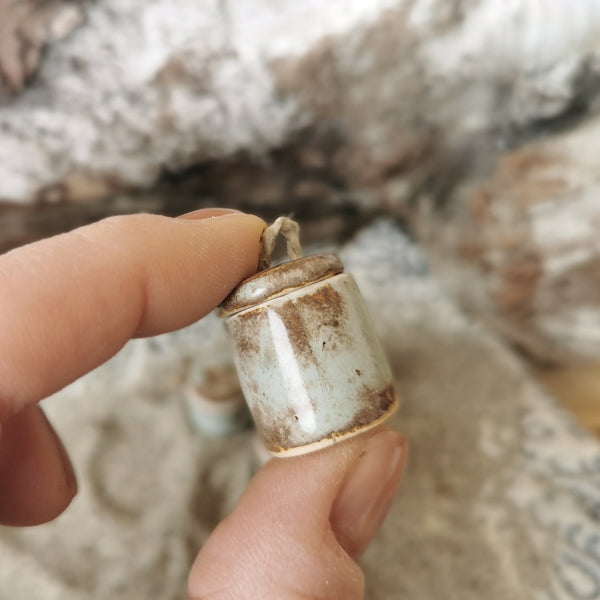 Stone-effect lidded container for dollhouse