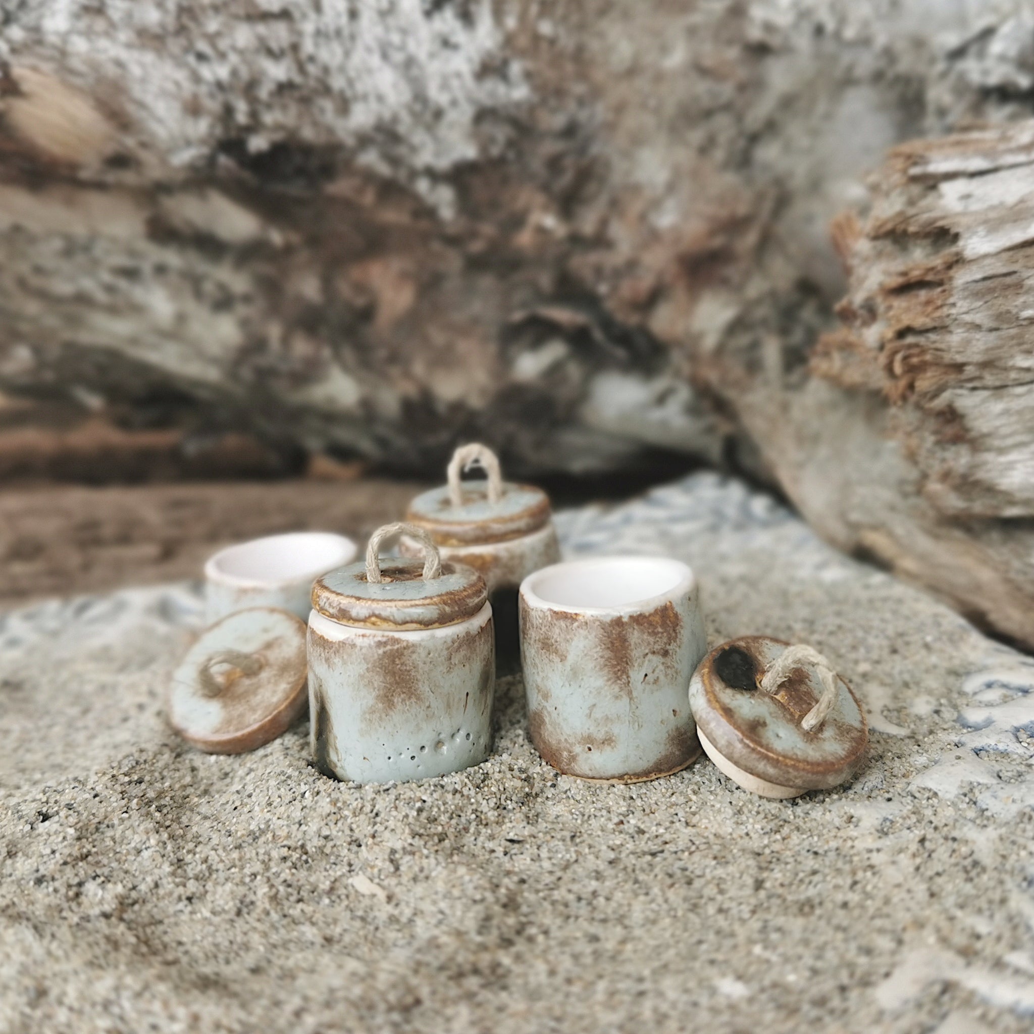 Stone-effect lidded container for dollhouse