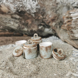 Stone-effect lidded container for dollhouse