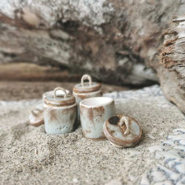 Stone-effect lidded container for dollhouse