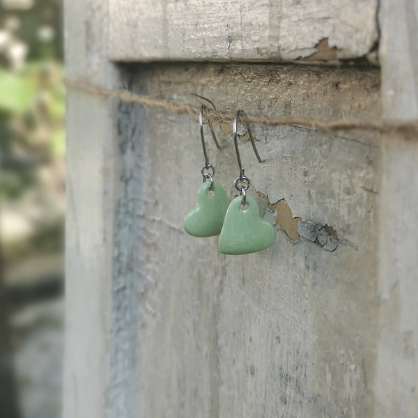 Cuori colorati fatti a mano nei toni dell'arancione.