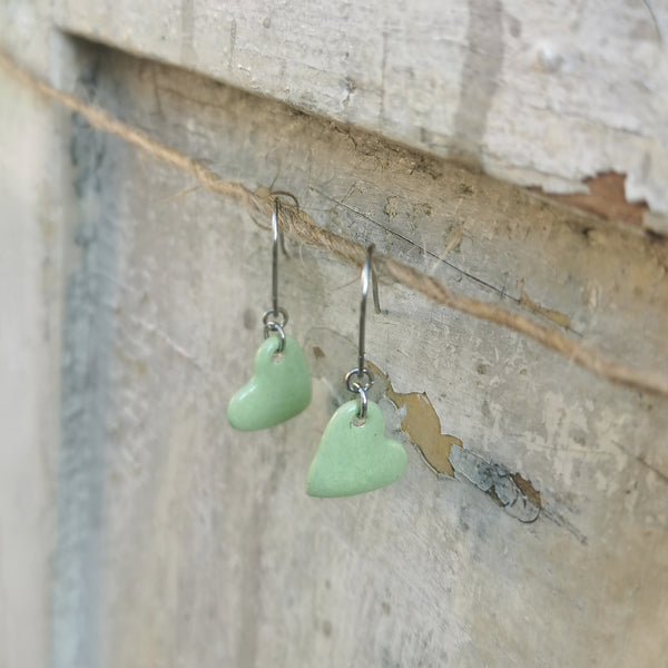 Cuori colorati fatti a mano nei toni dell'arancione.