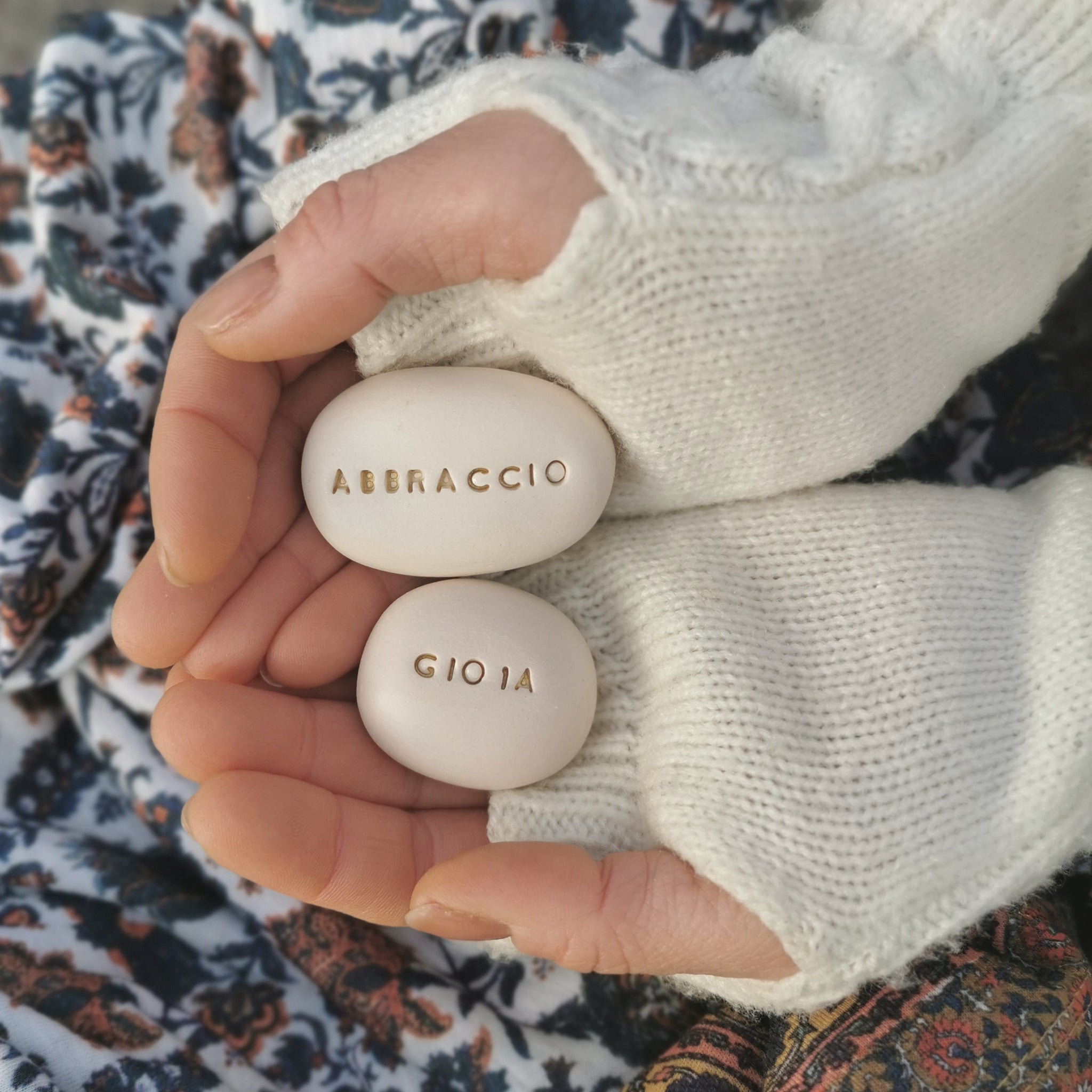 ABBRACCIO - Love message on ceramic magic pebble