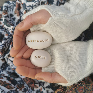 ABBRACCIO - Love message on ceramic magic pebble