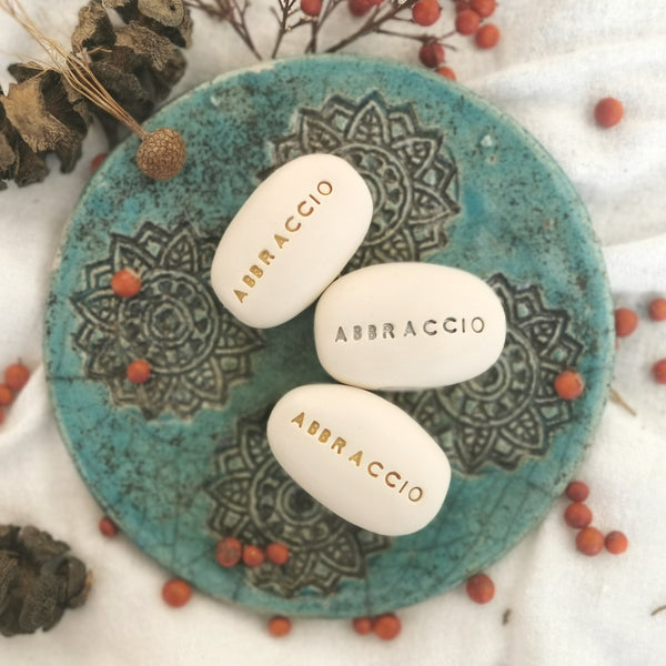 ABBRACCIO - Love message on ceramic magic pebble