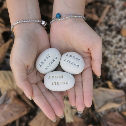AMORE - Messaggio d'amore sul sassolino in ceramica, regalo fatto a mano ideale per gli innamorati