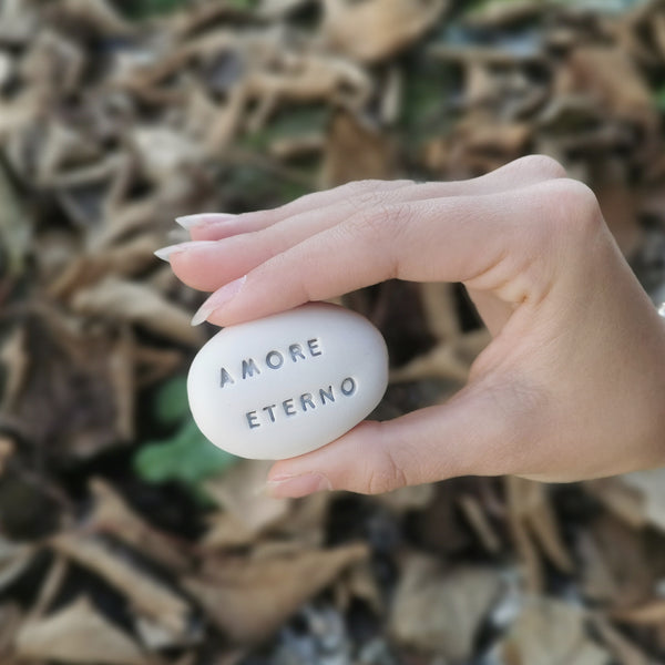AMORE - Messaggio d'amore sul sassolino in ceramica, regalo fatto a mano ideale per gli innamorati