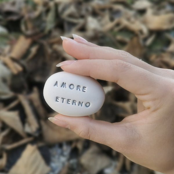 AMORE - Messaggio d'amore sul sassolino in ceramica, regalo fatto a mano ideale per gli innamorati