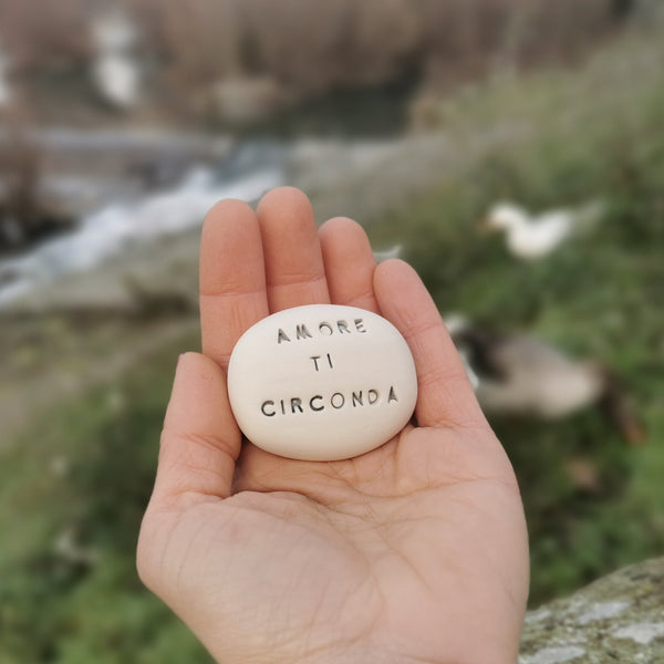 AMORE TI CIRCONDA - Regalo speciale in ceramica