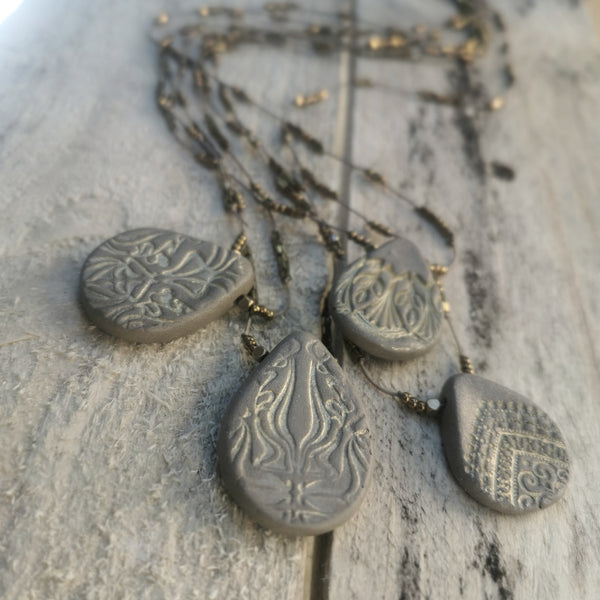 Ciondolo in ceramica artigianale – ispirato all'Art Nouveau