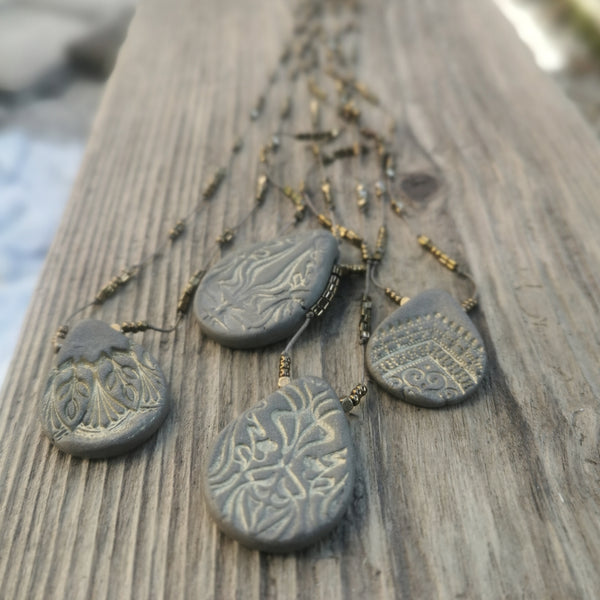 Ciondolo in ceramica artigianale – ispirato all'Art Nouveau