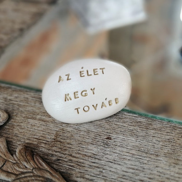 AZ ÉLET MEGY TOVÁBB - Parole magiche su ciottoli di ceramica