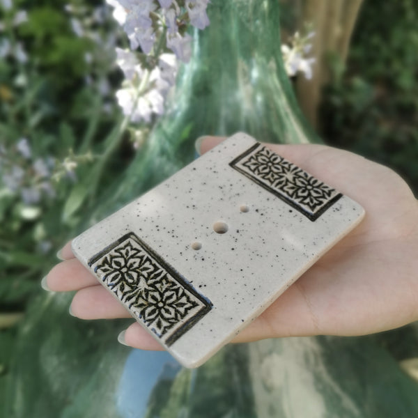 Portasapone in ceramica fatto a mano smaltato – motivo pressato a pois crema – 10 x 7 cm