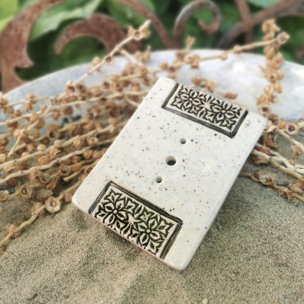 Portasapone in ceramica fatto a mano smaltato – motivo pressato a pois crema – 10 x 7 cm