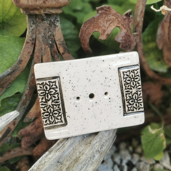 Portasapone in ceramica fatto a mano smaltato – motivo pressato a pois crema – 10 x 7 cm