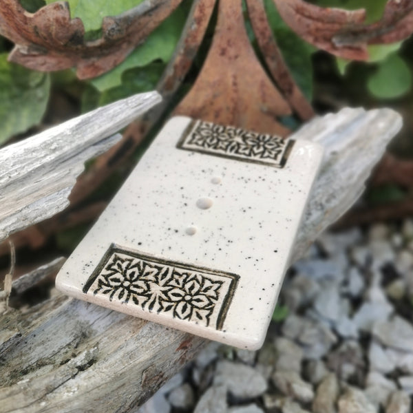 Portasapone in ceramica fatto a mano smaltato – motivo pressato a pois crema – 10 x 7 cm