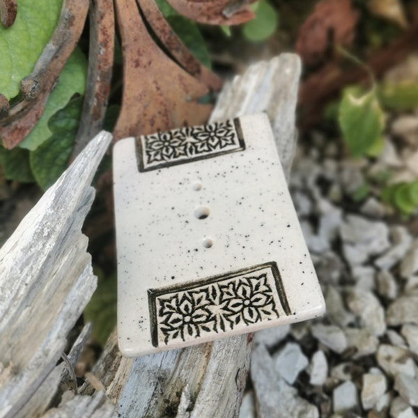 Portasapone in ceramica fatto a mano smaltato – motivo pressato a pois crema – 10 x 7 cm