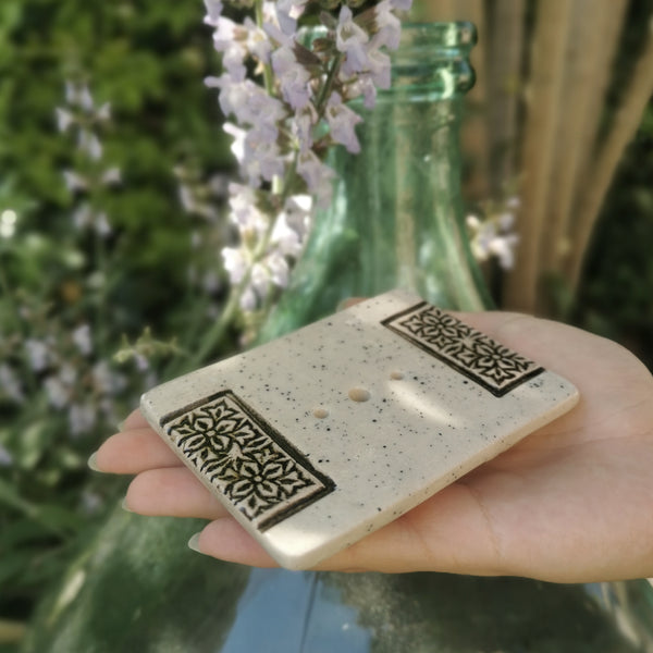 Portasapone in ceramica fatto a mano smaltato – motivo pressato a pois crema – 10 x 7 cm