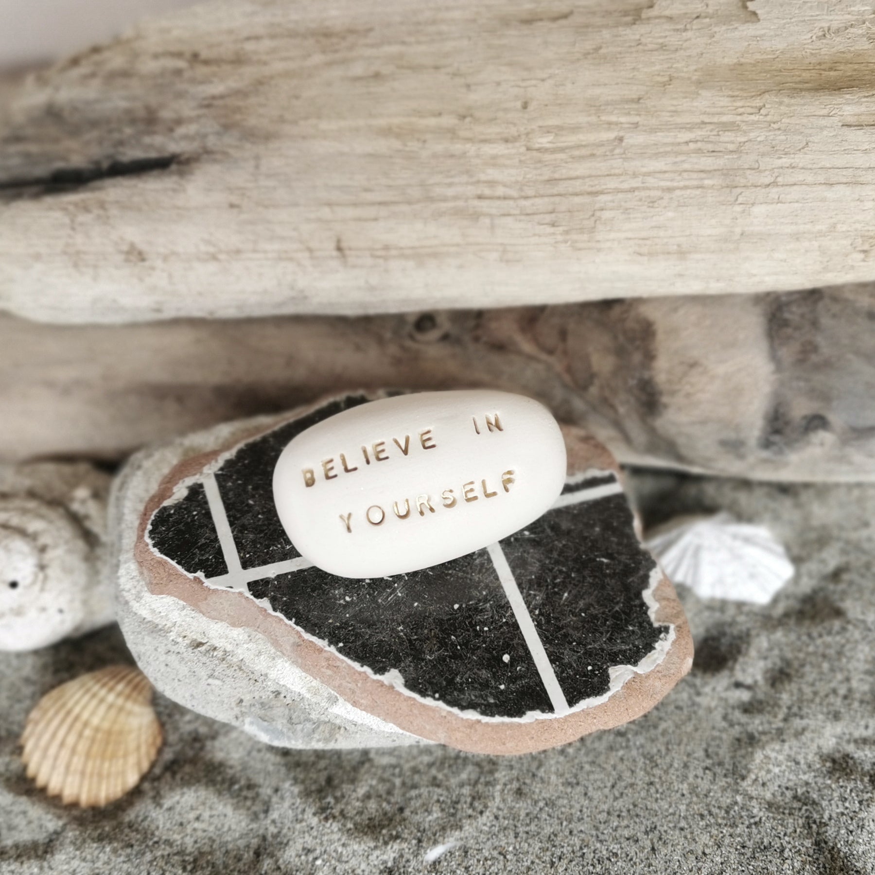 BELIEVE IN YOURSELF - Ciottolo con messaggio magico spirituale