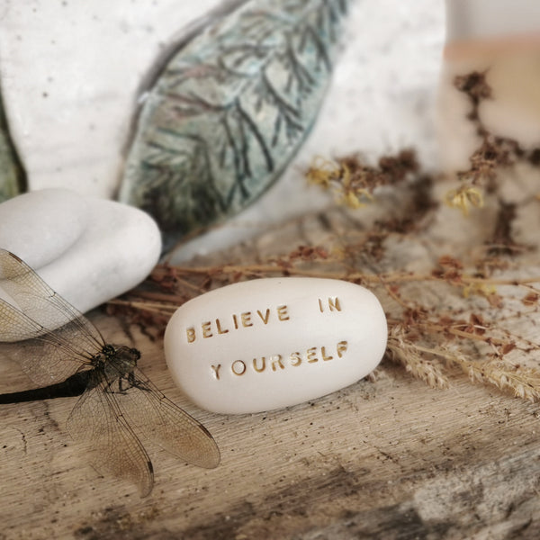 BELIEVE IN YOURSELF - Ciottolo con messaggio magico spirituale