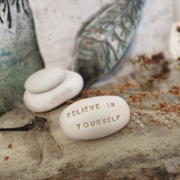 BELIEVE IN YOURSELF - Ciottolo con messaggio magico spirituale