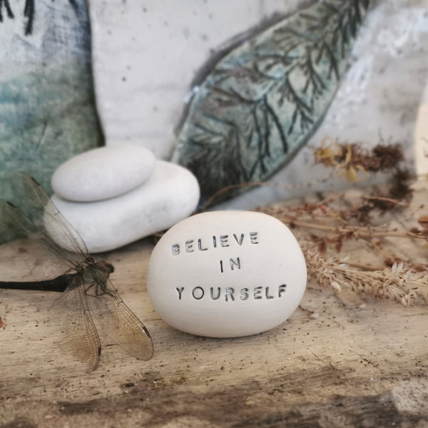 BELIEVE IN YOURSELF - Ciottolo con messaggio magico spirituale