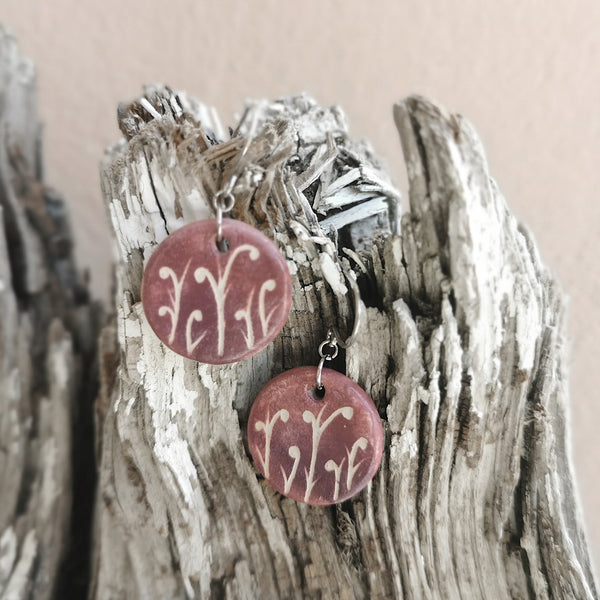 Orecchini in ceramica dipinti a mano con piccolo motivo
