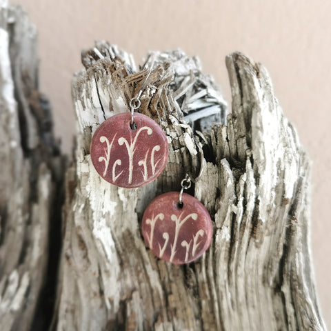 Orecchini in ceramica dipinti a mano con piccolo motivo