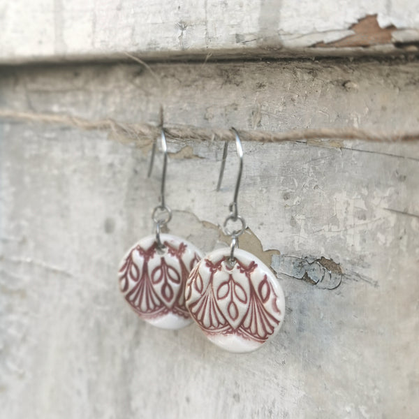 Orecchini romantici unici in ceramica fatti a mano di colore nero-crema