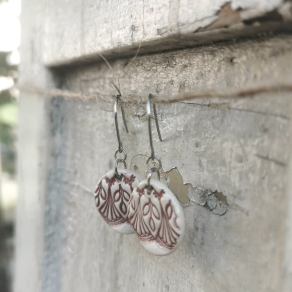 Orecchini romantici unici in ceramica fatti a mano di colore nero-crema