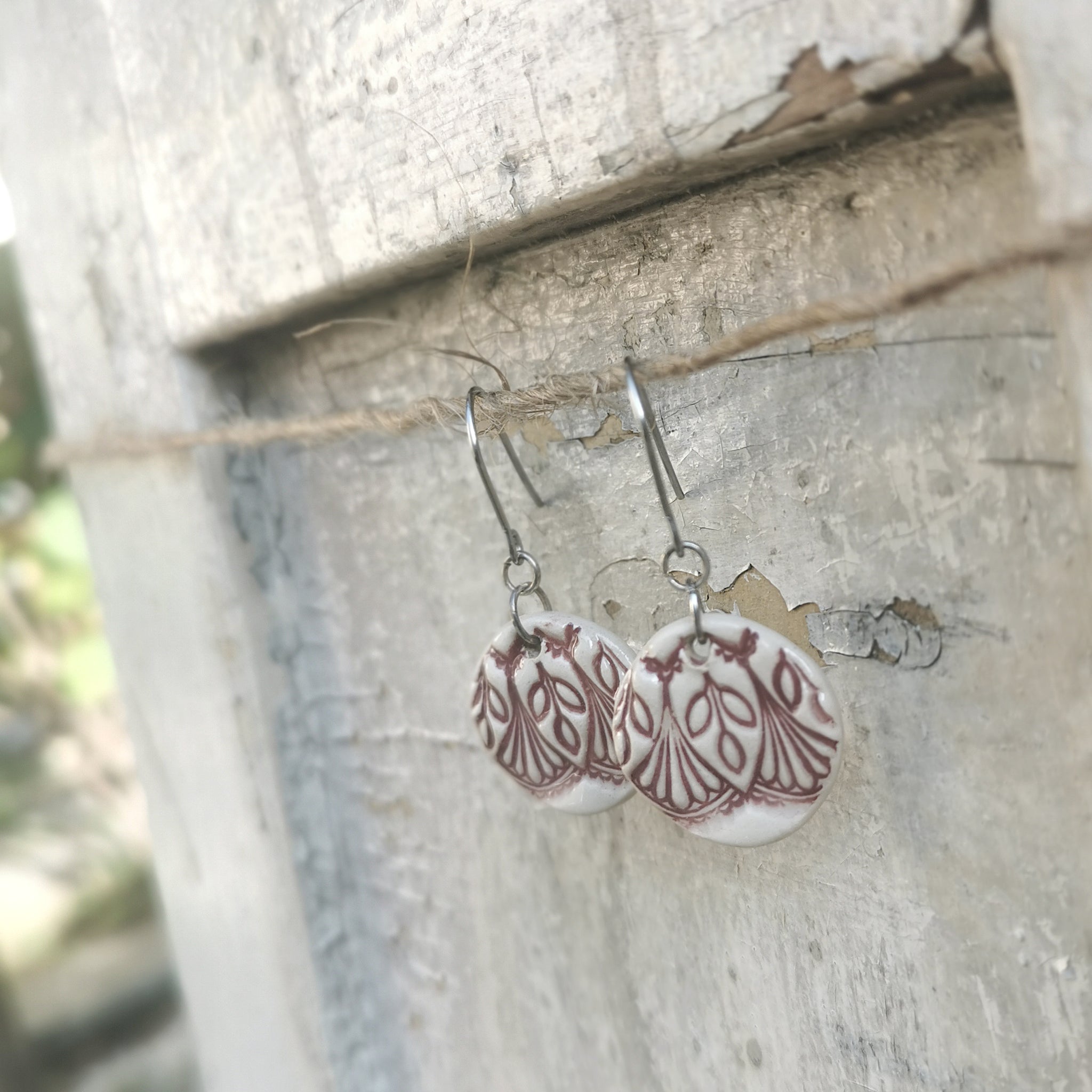 Orecchini romantici unici in ceramica fatti a mano di colore nero-crema