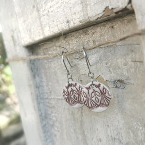 Orecchini romantici unici in ceramica fatti a mano di colore nero-crema