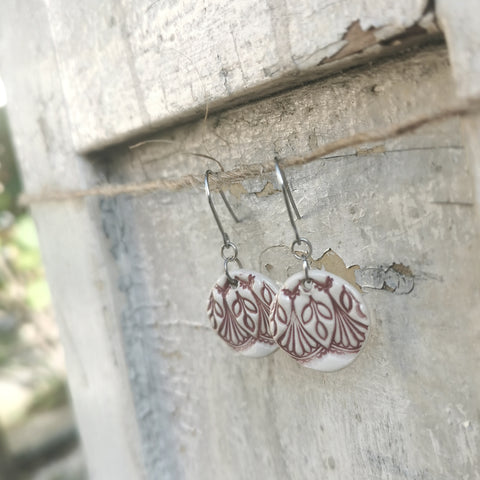 Orecchini romantici unici in ceramica fatti a mano di colore nero-crema