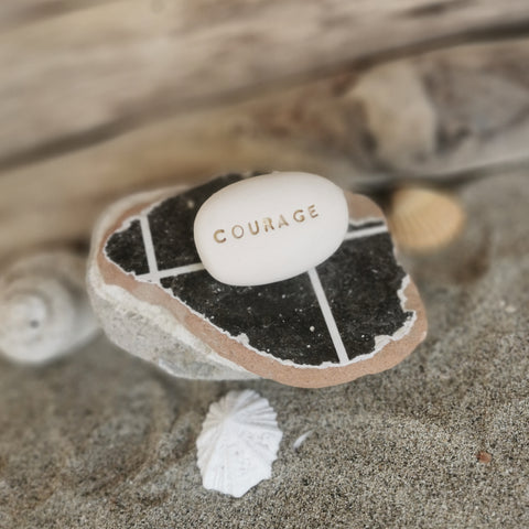 COURAGE- Ciottolo in ceramica con motivazione incisa
