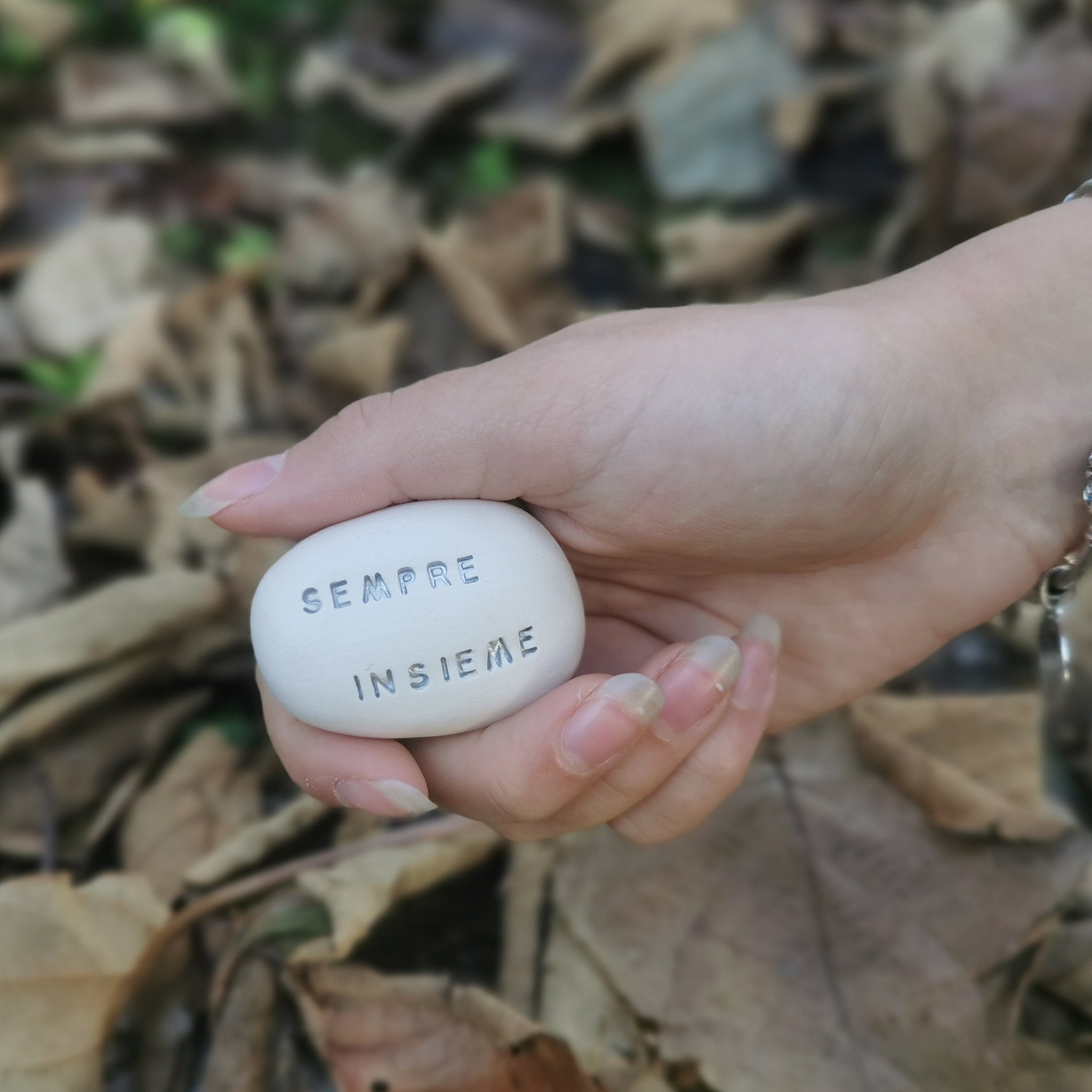 AMORE - Messaggio d'amore sul sassolino in ceramica, regalo fatto a mano ideale per gli innamorati