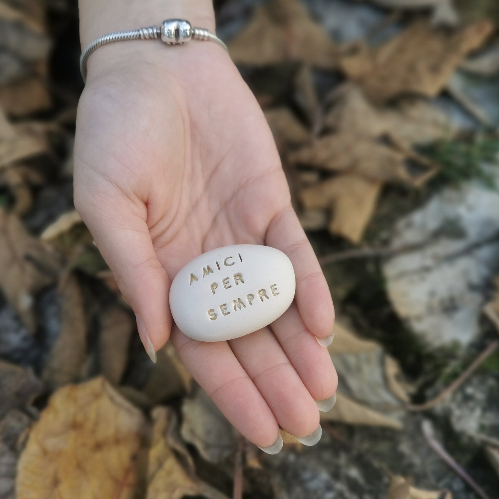 AMORE - Messaggio d'amore sul sassolino in ceramica, regalo fatto a mano ideale per gli innamorati