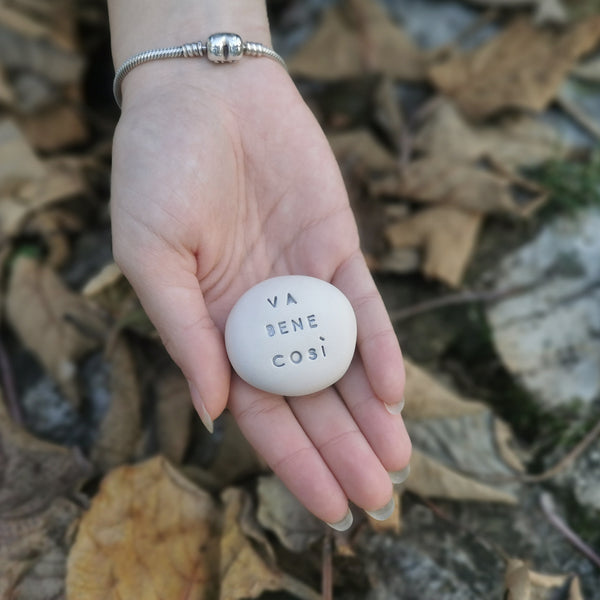 AMORE - Messaggio d'amore sul sassolino in ceramica, regalo fatto a mano ideale per gli innamorati