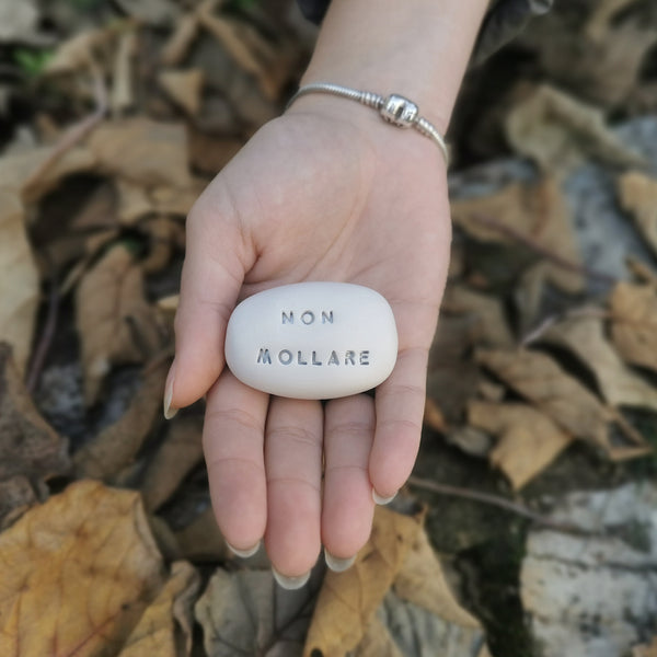 AMORE - Messaggio d'amore sul sassolino in ceramica, regalo fatto a mano ideale per gli innamorati