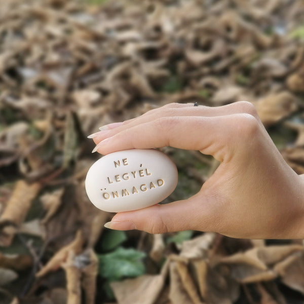 AMORE - Messaggio d'amore sul sassolino in ceramica, regalo fatto a mano ideale per gli innamorati