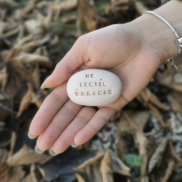 AMORE - Messaggio d'amore sul sassolino in ceramica, regalo fatto a mano ideale per gli innamorati