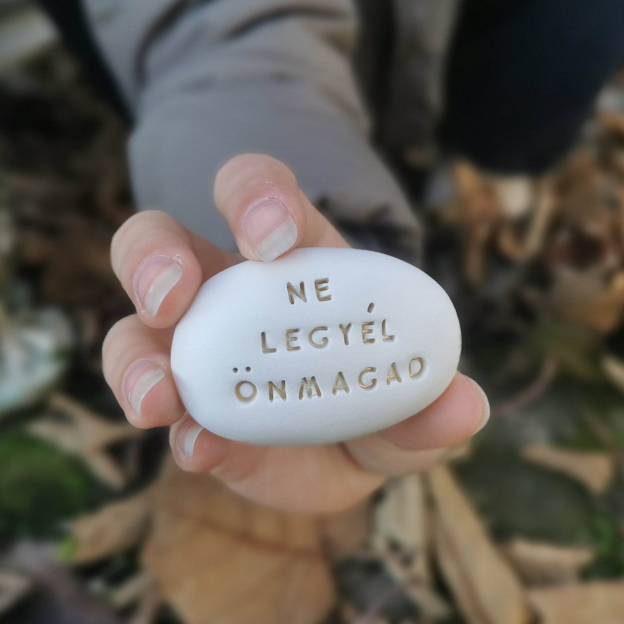 AMORE - Messaggio d'amore sul sassolino in ceramica, regalo fatto a mano ideale per gli innamorati