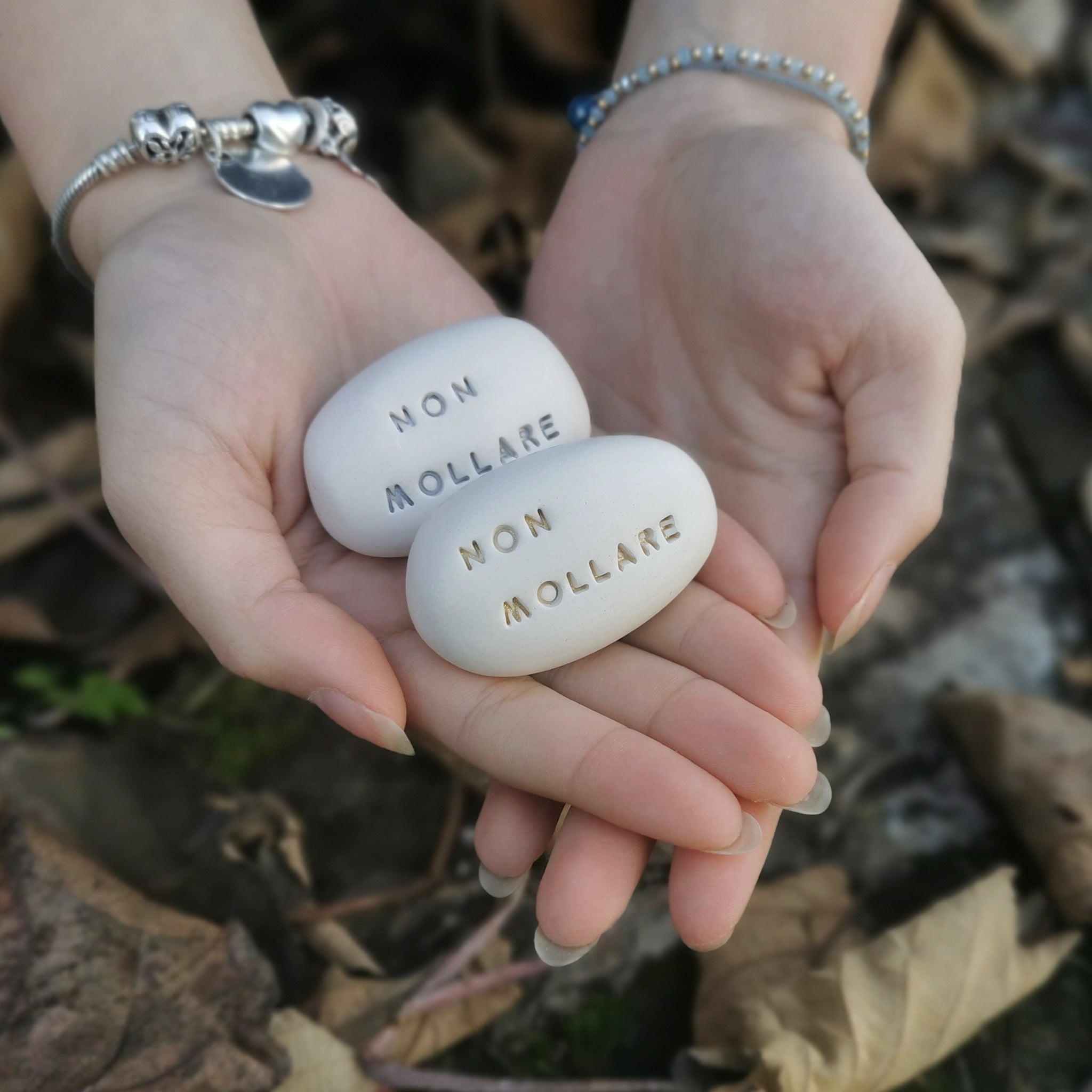 AMORE - Messaggio d'amore sul sassolino in ceramica, regalo fatto a mano ideale per gli innamorati